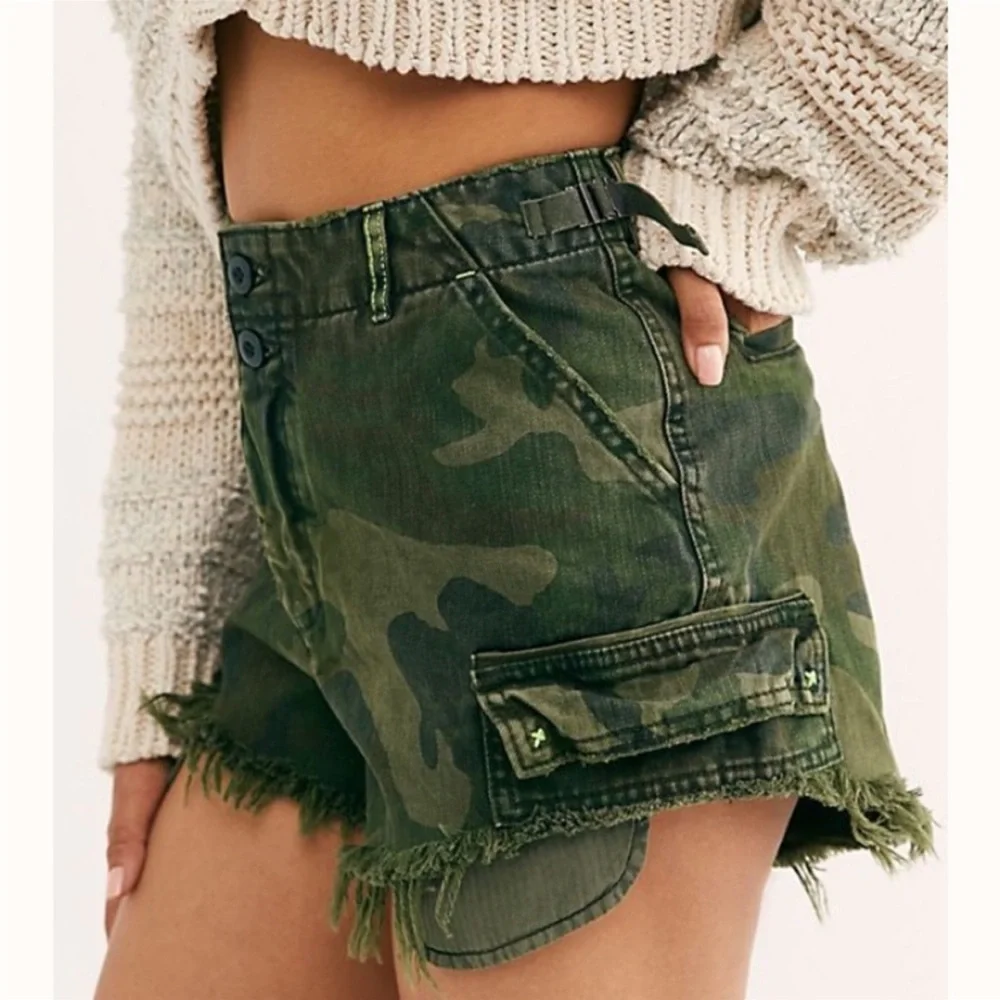 ✨HP✨WE THE FREE / FREE PEOPLE Women's Commander Cutoff Camo Shorts Green…